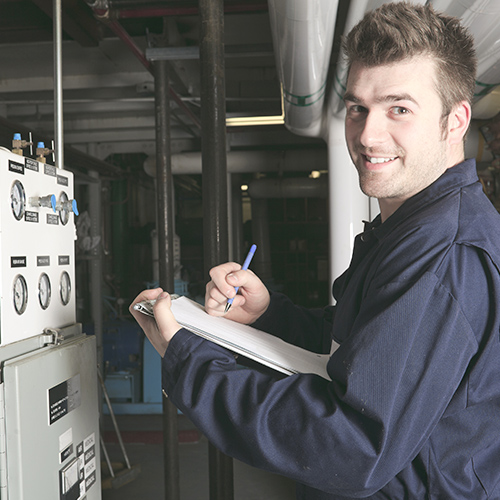 Anlagenmechaniker bei der Arbeit