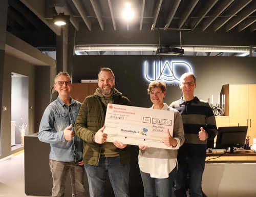 Übergabe eines Spendenschecks im Rahmen des Ulländer Weihnachtszaubers in der Ausstellung von Ulland.