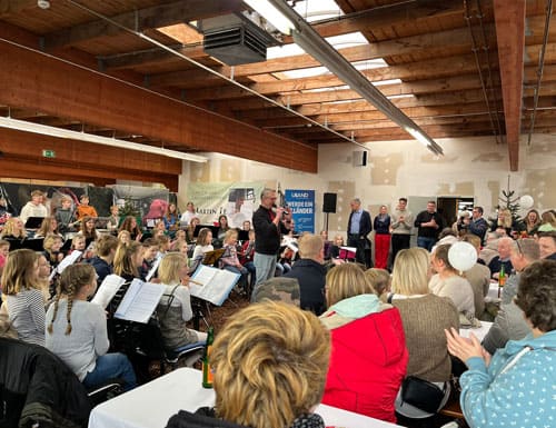 Musikdarbietung mit Live-Ensemble und Publikum beim Ulländer Weihnachtszauber in festlicher Atmosphäre.