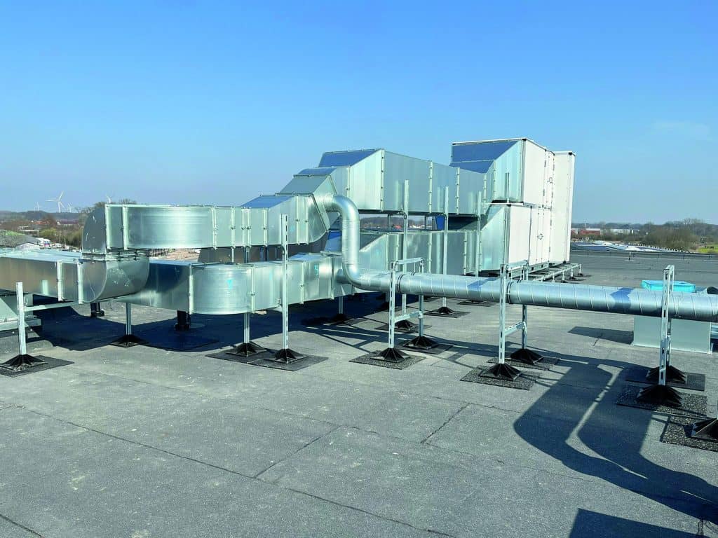 Lüftungsanlage auf dem Dach des dp Campus in Gescher mit installierten Luftkanälen und Technik