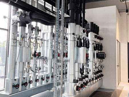 Heizzentrale im dp Campus in Gescher mit installierten Rohrleitungen und Verteilsystemen